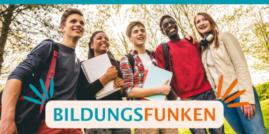 Fünf junge Menschen stehen dicht nebeneinander mit Rucksäcken und Schulsachen, sie lächeln, im Hintergrund Bäume, darauf der Text: Bildungsfunken