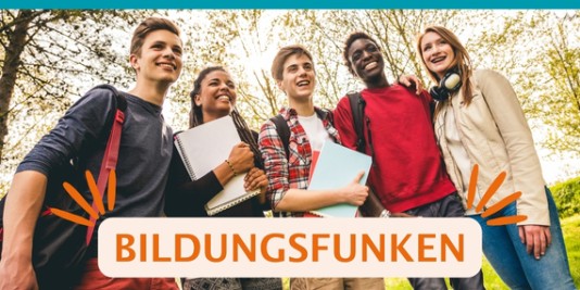 Fünf junge Menschen stehen dicht nebeneinander, sie lächeln, im Hintergrund Bäume, darauf der Text: Bildungsfunken
