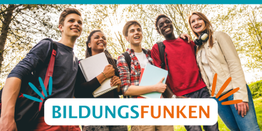 Fünf junge Menschen stehen dicht nebeneinander, sie lächeln, im Hintergrund Bäume, darauf der Text: Bildungsfunken
