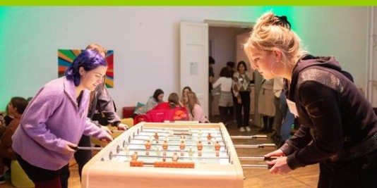 Jugendliche spielen Tischkicker.