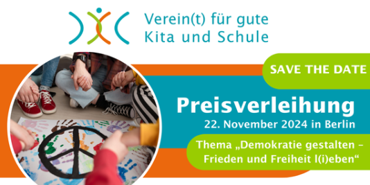 Junge Menschen sitzen im Kreis, zwischen sich ein selbstgemaltes Peacezeichen auf buntem Stoff, daneben der Text: SAVE THE DATE, Förderpreis 22. November 2024 in Berlin, Thema "Demokratie gestalten - Frieden und Freiheit l(i)eben"