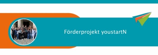 Ein kleines rundes Bild einer Gruppe Menschen, die in die Kamera lächelt. Darunter ein bunter Papierflieger. Auf blauem Hintergrund der Schriftzug: Förderprojekt youstartN