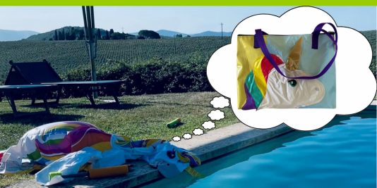 Ein kaputter Schwimmring in Einhornform liegt platt neben einem Pool. Von ihm steigt eine Denkblase auf, in der eine Tasche zu sehen ist, die aus dem Schwimmreifen hergestellt wurde.